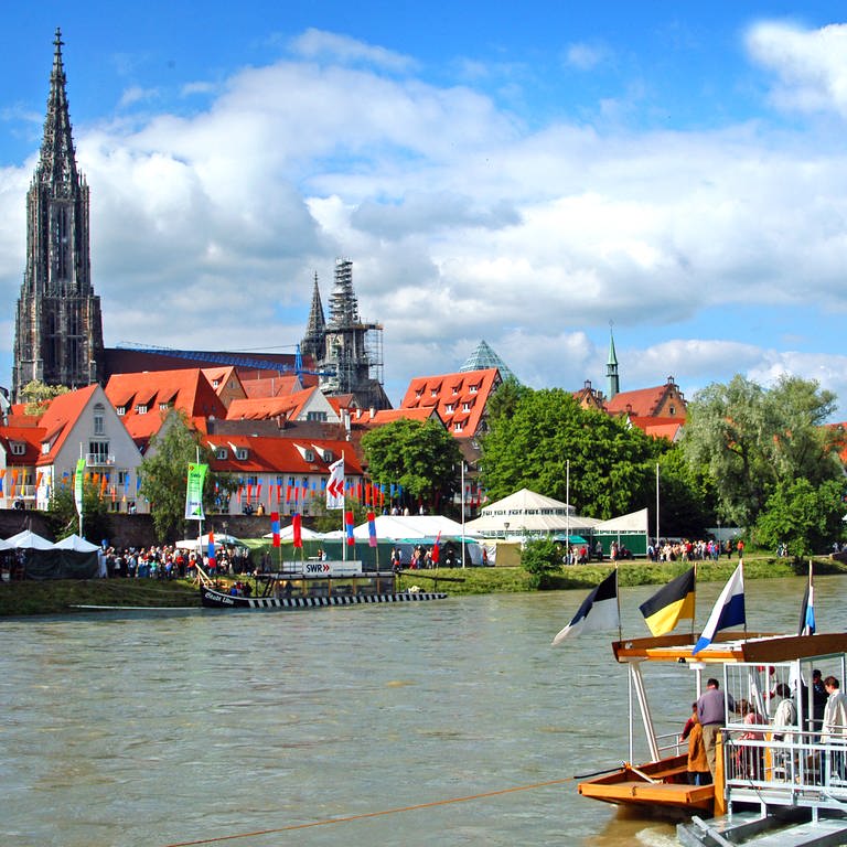 Blick auf das Donaufest am Ulmer Ufer mit Münster