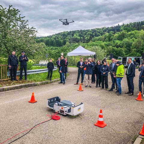Die Sanierung der B29 bei Lorch im Ostalbkreis hat am Freitag mit einer innovativen Technik begonnen. Auf der Baustelle werden Drohnen für Dokumentation und Sicherheit eingesetzt.