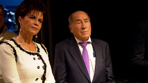 Drogerie-Milliardär Erwin Müller und seine Frau Anita im März 2023 bei der Eröffnung eines Hotels am Münsterplatz in Ulm. (Archiv) (Foto: SWR) Drogerie-Milliardär Erwin Müller und seine Frau Anita im März 2023 bei der Eröffnung eines Hotels am Münsterplatz in Ulm. (Archiv)
