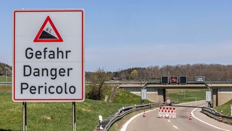 Ein gesperrter Autobahnabschnitt auf der A8 am Albabstieg in Fahrtrichtung Stuttgart.