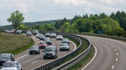 Am Albabstieg Drackensteiner Hang fahren Autos auf der Autobahn 8 zwischen Ulm und Stuttgart. In Richtung Stuttgart wird dieser Streckenabschnitt am Wochenende vollgesperrt. (Foto: dpa Bildfunk, picture alliance/dpa | Stefan Puchner) Am Albabstieg Drackensteiner Hang fahren Autos auf der Autobahn 8 zwischen Ulm und Stuttgart. In Richtung Stuttgart wird dieser Streckenabschnitt am Wochenende vollgesperrt.
