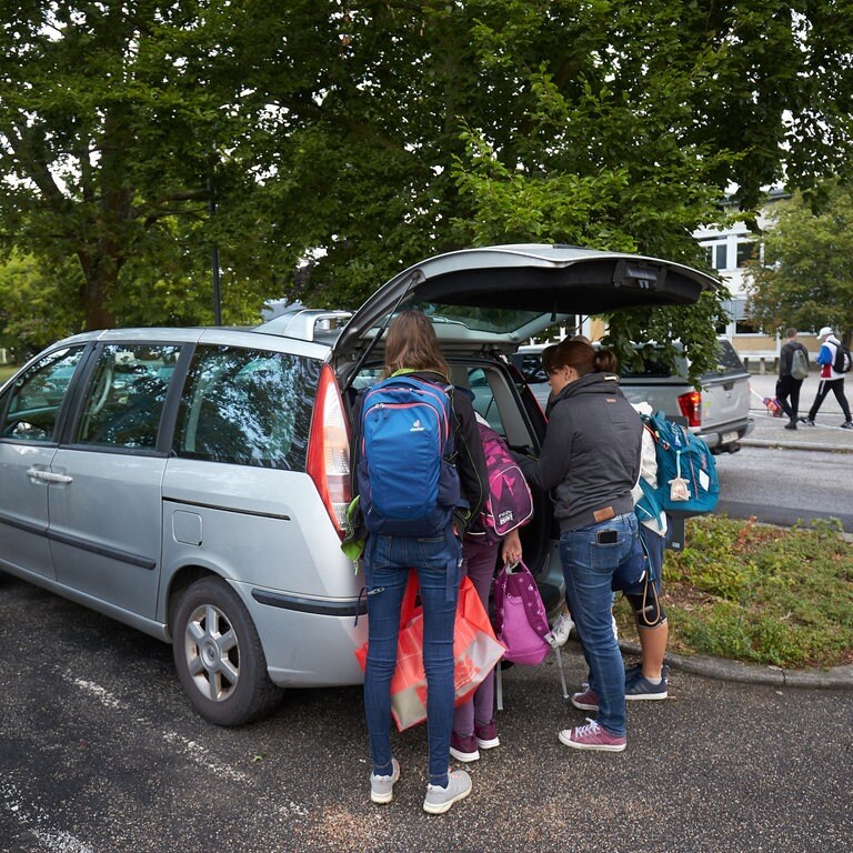 Ein Elterntaxi bringt Kinder zum Unterricht (Foto: dpa Bildfunk, picture alliance/dpa | Thomas Frey)