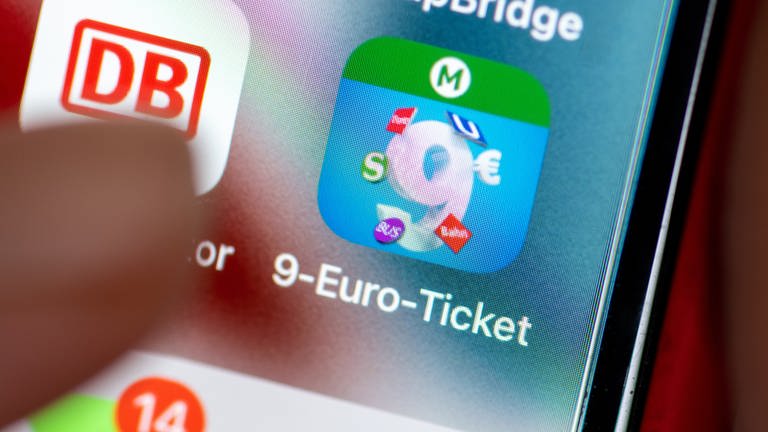 Die App für das 9-Euro-Monatsticket ist auf einem Smartphone zu sehen.
