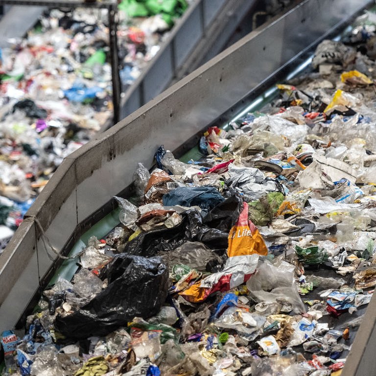 Unsortierter Müll überwiegend aus dem sogenannten «Gelben Säcken» läuft in der Sortieranlage für Leichtverpackungen eines Umweltdienstleistungsunternehmens über verschiedene Förderbänder.