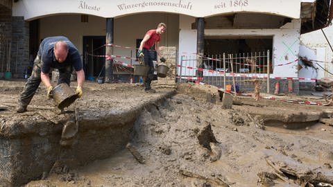 Mayschoß: Helfer beseitigen nach der Hochwasserkatastrophe die Schlammreste in den Häusern. 