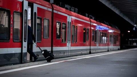 Ein Mann mit Rollkoffer steigt in einen Zug der Deutschen Bahn ein. Die Lokführergewerkschaft GDL hat ihre Mitglieder zum Streik bei der Deutschen Bahn aufgerufen. (Foto: picture-alliance / Reportdienste, picture alliance/dpa | Fabian Strauch)