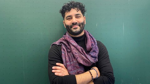 Haluk Yumurtaci unterrichtet an der BBS Germersheim und hat eine Handreichung zum Nahostkonflikt erstellt. (Foto: SWR)