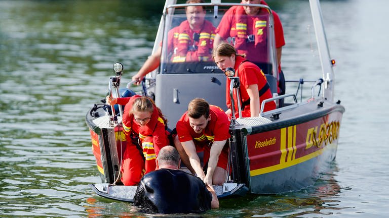 Mitglieder der Ortsgruppe Nackenheim demonstrieren bei einer Rettungsübung der Deutschen Lebens-Rettungs-Gesellschaft (DLRG) das Retten eines Schwimmers aus dem Rhein. 