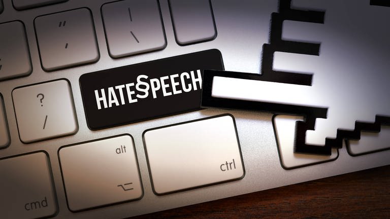 Computertaste mit der Aufschrift Hate Speech und Paragrafenzeichen