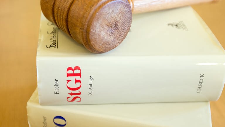 Strafgesetzbuch, Stafprozessordnung und Richterhammer