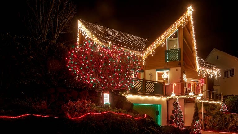 Zu Weihnachten ist ein Haus mit vielen Lichterketten geschmückt (Foto: picture-alliance / Reportdienste, Picture Alliance)