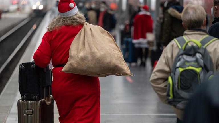 Wie Sie mit der Bahn über Weihnachten und Silvester günstig verreisen (Foto: dpa Bildfunk, picture alliance/dpa | Sebastian Gollnow)