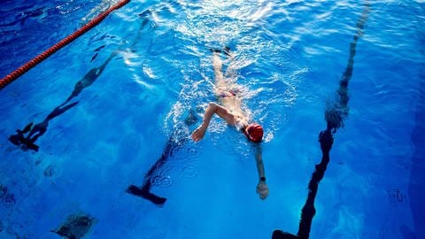 Ein Schwimmer in einem Schwimmbecken 