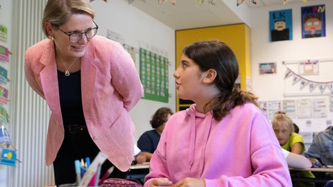 Stefanie Hubig (SPD), Bildungsministerin von Rheinland-Pfalz besucht eine Schulklasse (Foto: dpa Bildfunk, Picture Alliance) Stefanie Hubig (SPD), Bildungsministerin von Rheinland-Pfalz besucht eine Schulklasse