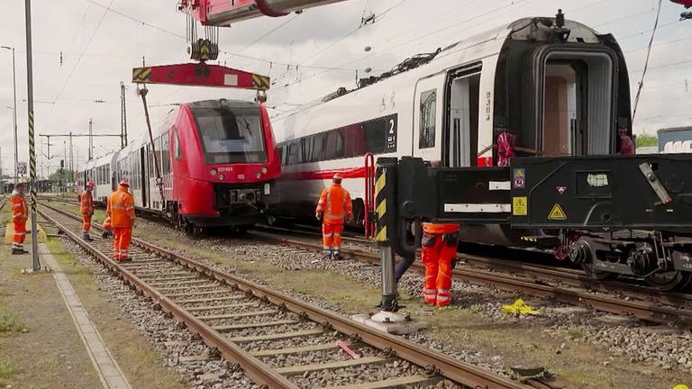 Fachleute haben nach dem Zusammenstoß von zwei Zügen in Worms den ICE und die Regionalbahn abtranpsortiert. 