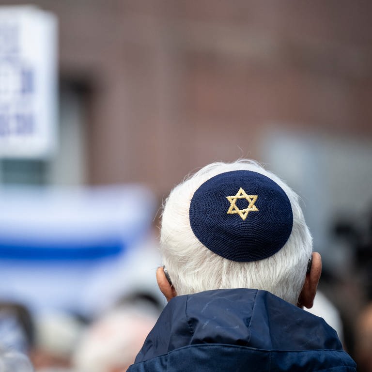 Teilnehmer einer Israel-Demo trägt eine Kippa mit Davidsstern