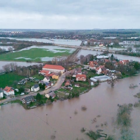 Hochwasser umfließt die Ortschaft Ruthe im Landkreis Hildesheim.
