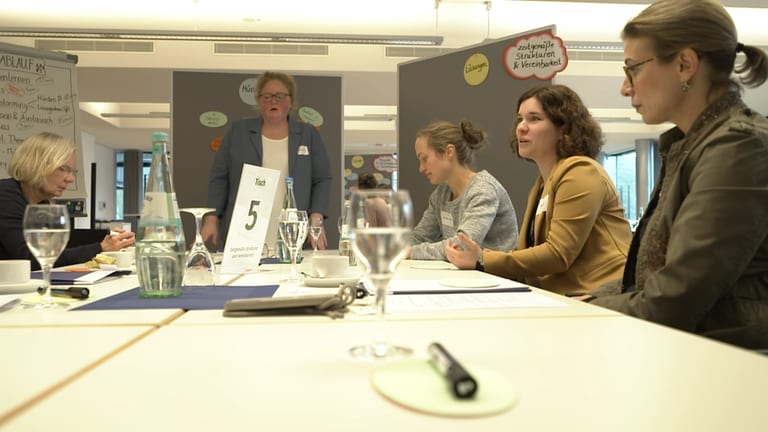 Was muss sich ändern, damit sich mehr Frauen für ein politisches Amt entscheiden? Diese Frage haben Kommunalpolitikerinnen in Koblenz diskutiert. 