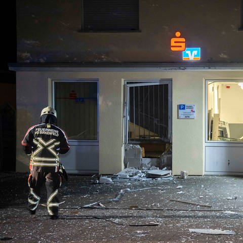 Ein gesprengter Geldautomat in Hoppstätten-Weiersbach. Das Gebäude wurde bei der Sprengung beschädigt. (Foto: SWR, Foto Hosser)