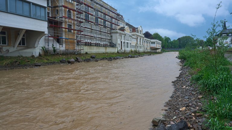 Nach unwetterartigen Regenfällen führt die Ahr nahe dem Kurhaus leichtes Hochwasser.  (Foto: picture-alliance / Reportdienste, picture alliance/dpa | Thomas Frey)