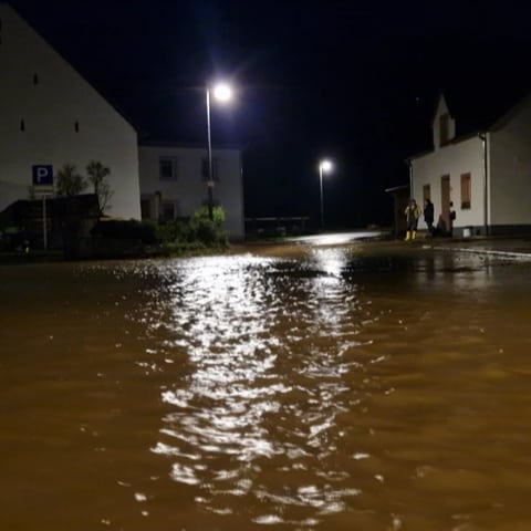 Überflutete Straßen in Jünkerath im Norden von Rheinland-Pfalz (Foto: SWR)