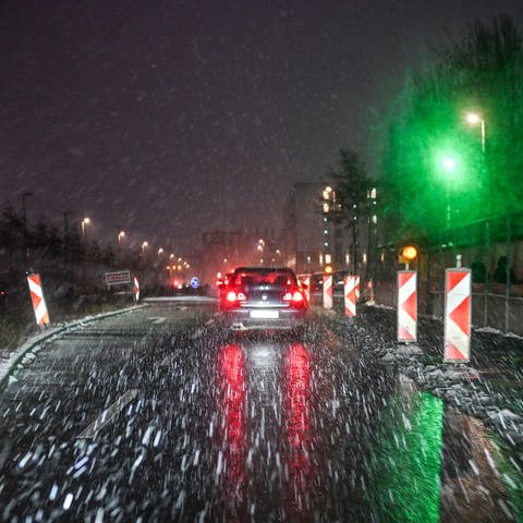 In Rheinland-Pfalz drohen am Freitag Starkregen. Autos müssen dann auf Aquaplaning achten.