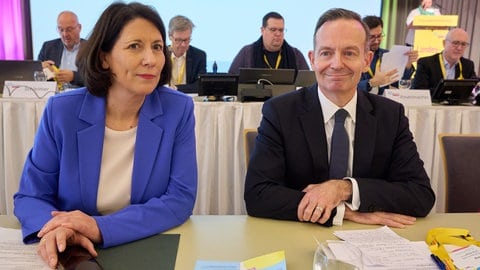 Die rheinland-pfälzische Wirtschaftsministerin Daniela Schmitt (FDP) und Volker Wissing, ehemals Landesvorsitzender der FDP Rheinland-Pfalz sitzen nebeneinander (Foto: dpa Bildfunk, picture alliance/dpa | Thomas Frey) Die rheinland-pfälzische Wirtschaftsministerin Daniela Schmitt (FDP) und Volker Wissing, ehemals Landesvorsitzender der FDP Rheinland-Pfalz sitzen nebeneinander