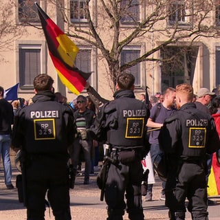 Rund 600 dem rechten Spektrum zugeordneteTeilnehmer ziehen bei einer Demonstration am Samstag in Mainz durch die Innenstadt