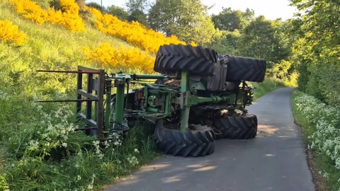 In Plüscheid in der Eifel ist ein Traktor einen Abhang hinab gestürzt, der Fahrer kam ums Leben.