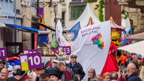 RLP-Tag Neustadt: Eine bunte Parade aus Fuss- und Musikgruppen zieht durch die Innenstadt. (Foto: picture-alliance / Reportdienste, picture alliance/dpa | Andreas Arnold) RLP-Tag Neustadt: Eine bunte Parade aus Fuss- und Musikgruppen zieht durch die Innenstadt.