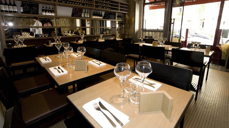 Leeres Restaurant (Foto: IMAGO, imago images / imagebroker)