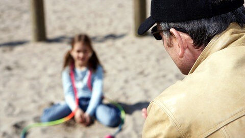 Mann spricht in Kaiserslautern Kinder an (Foto: dpa Bildfunk, picture alliance / dpa | Jörg Lange)