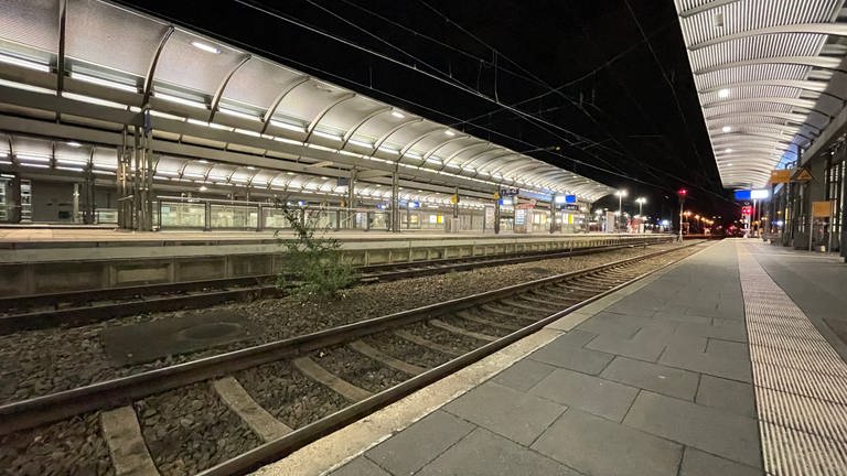 Der Hauptbahnhof Kaiserslautern ist am Mega-Streiktag so gut wie leer (Foto: SWR)