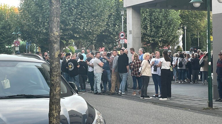 In Kusel haben etwa 500 Menschen gegen die Aufnahme von mehr Flüchtlingen in der Stadt demonstriert. (Foto: SWR)