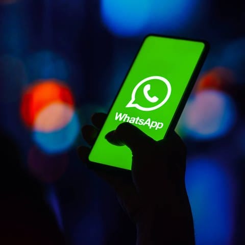 Das Logo von WhatsApp ist auf dem Display eines Smartphones zu sehen. (Foto: IMAGO, IMAGO / Zoonar)