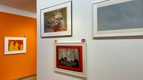 Mit Werken von Gerhard Richter, Klaus Staeck und der Art Workers' Coalitation, einer Künstlergruppe aus New York, werden auch Tod und Verbrechen abgebildet.  (Foto: SWR)