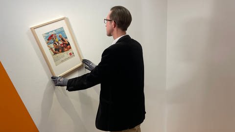 Kurator Sören Fischer verleiht der Pop-Art-Ausstellung in der Pfalzgalerie Kaiserslautern den letzten Schliff. (Foto: SWR)