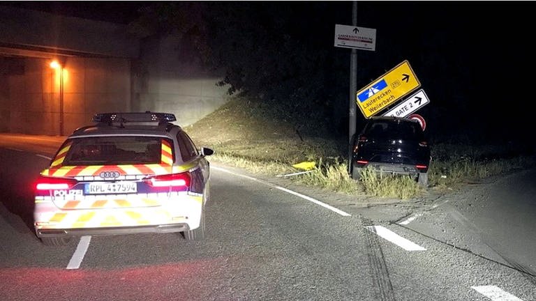 So fand die Polizei das Auto nach dem Unfall am Opelkreisel in Kaiserslautern. Drei Personen, offenbar betrunken und alle mit einem Bademantel bekleidet, sollen von der Unfallstelle geflüchtet sein.