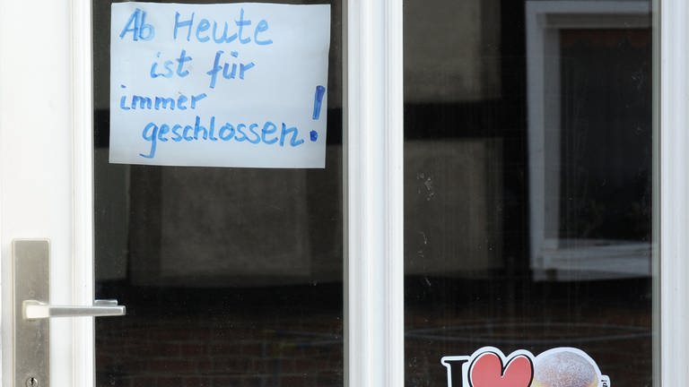 Ein Schild mit der Aufschrift "Ab heute ist für immer geschlossen" an der Tür einer Bäckerei