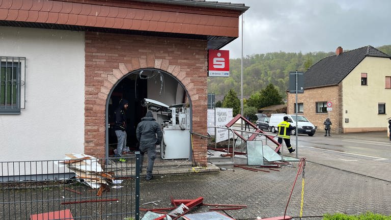 In Hauptstuhl im Kreis Kaiserslautern haben Unbekannte einen Geldautomaten gesprengt. (Foto: SWR)
