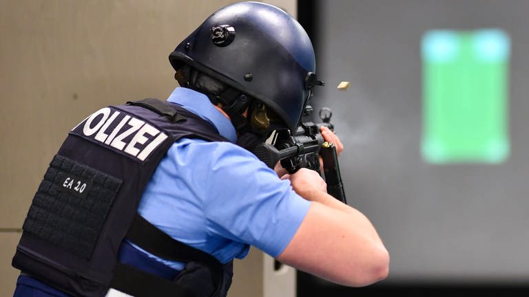 Polizist an der Hochschule der Polizei in Enkenbach-Alsenborn schießt