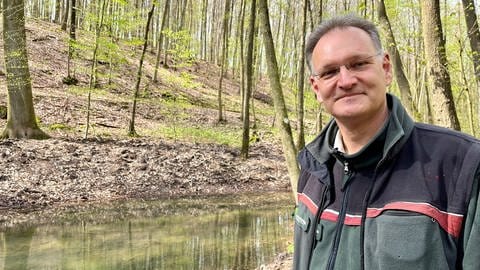 Für Förster Martin Teuber sind die Tümpel im Wald am Donnersberg "Trittsteine". Da der Klimawandel auch den Tieren im Westen der Pfalz im Sommer zu schaffen macht, sollen sie eine Hilfe sein.