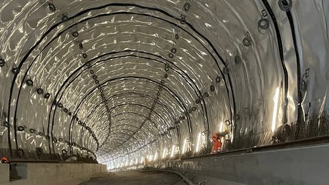 Blick in den Mühlbergtunnel bei Imsweiler in Richtung Süden. Im Mai sollen die Arbeiten an dem 400 Meter langen Tunnel abgeschlossen sein. 