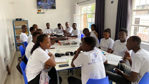 In Ruanda werden junge Leute auf ihre Zeit in Deutschland vorbereitet. Dort erhalten sie Deutschunterricht. 