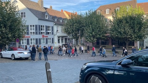 Um die 400 Menschen haben am Montagabend in Kusel an einer Demonstration teilgenommen. Sie sind mit der Erweiterung der Erstaufnahmeeinrichtung auf dem Windhof nicht einverstanden. (Foto: SWR) Um die 400 Menschen haben am Montagabend in Kusel an einer Demonstration teilgenommen. Sie sind mit der Erweiterung der Erstaufnahmeeinrichtung auf dem Windhof nicht einverstanden.