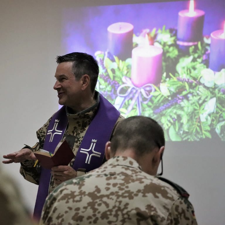 Militärpfarrer Markus Konrad gestaltet einen weihnachtlichen Gottesdienst für die Soldatinnen und Soldaten, die normalerweise in Zweibrücken stationiert sind, in der Kapelle auf Zypern.