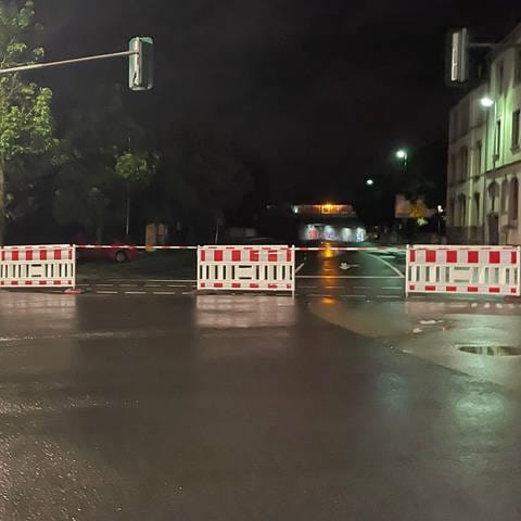 Eine gesperrte Straße in der Innenstadt von Zweibrücken. 