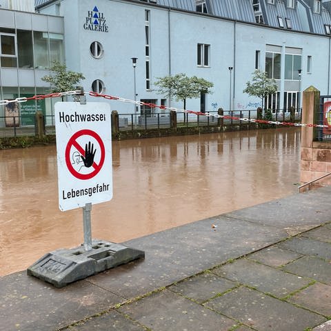 Hochwasser am Schwarzbach in der Fußgängerzone von Zweiibrücken. 