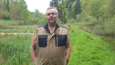 Jürgen Ott steht vor seinen Teichen nahe Trippstadt. Dort leben Libellen. (Foto: SWR) Jürgen Ott steht vor seinen Teichen nahe Trippstadt. Dort leben Libellen.