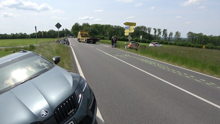 Ein Motorradfahrer ist am Montag in Sörth im Westerwald auf einen vor ihm stehenden Biker aufgefahren und hat dadurch einen Unfall zwischen (Foto: SWR)